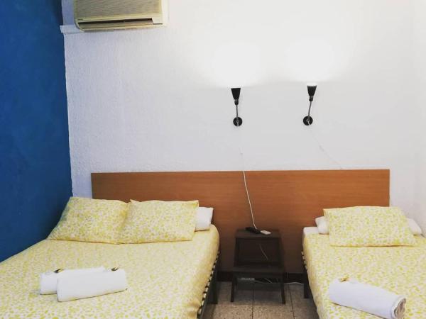 Pensión Fortea : photo 1 de la chambre chambre quadruple avec salle de bains