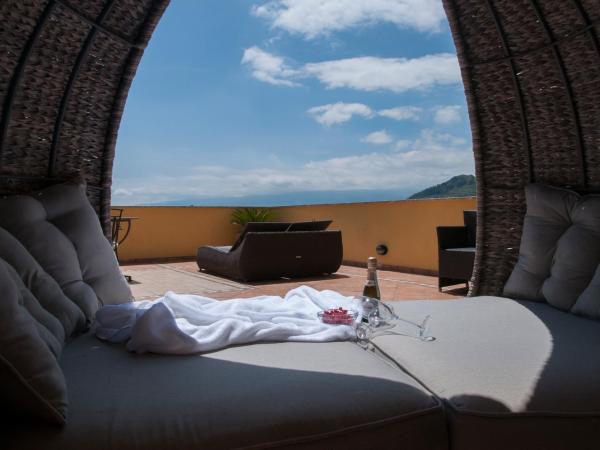 Villa Le Terrazze Charming Rooms : photo 4 de la chambre suite avec terrasse 