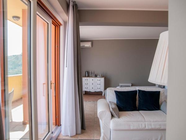 Villa Le Terrazze Charming Rooms : photo 7 de la chambre suite avec terrasse 