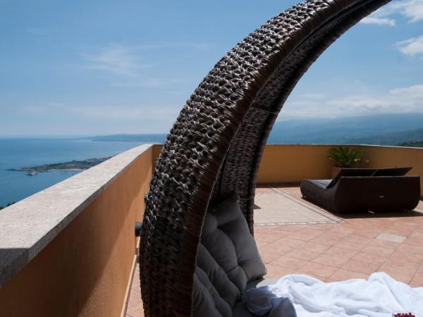 Villa Le Terrazze Charming Rooms : photo 1 de la chambre suite avec terrasse 