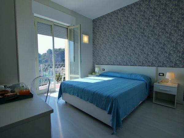 Hotel Baia Azzurra : photo 3 de la chambre chambre double supérieure avec balcon - vue sur mer