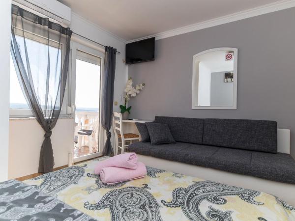 Guest House Berto : photo 7 de la chambre chambre double avec balcon - vue sur mer