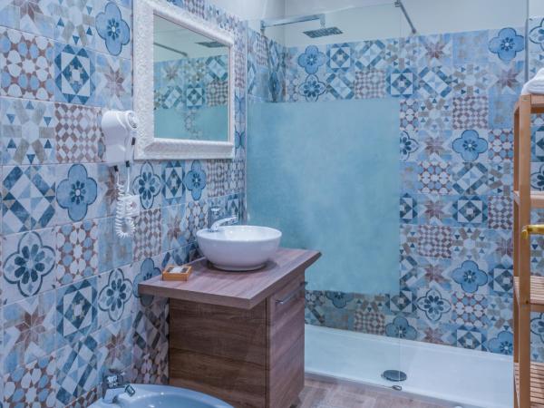 Melo Accommodations : photo 1 de la chambre chambre quadruple avec balcon