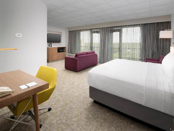 Crowne Plaza San Antonio Airport, an IHG Hotel : photo 1 de la chambre chambre lit king-size avec canapé-lit - vue sur piscine