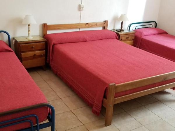 Sevilla Home Hotel : photo 2 de la chambre chambre quadruple avec salle de bains privative