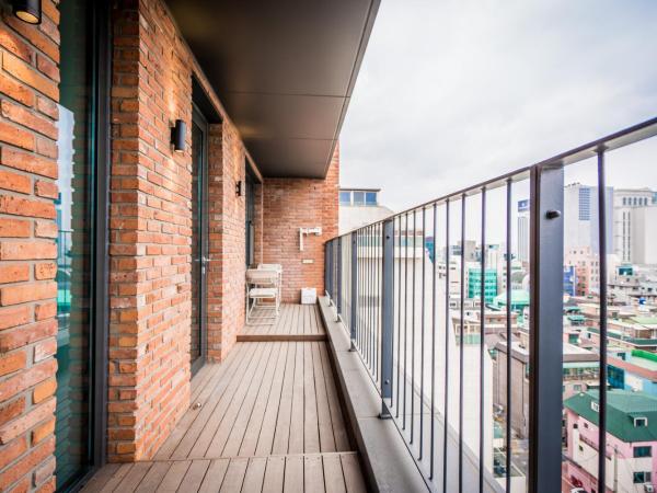 Patio 7 : photo 1 de la chambre suite avec balcon