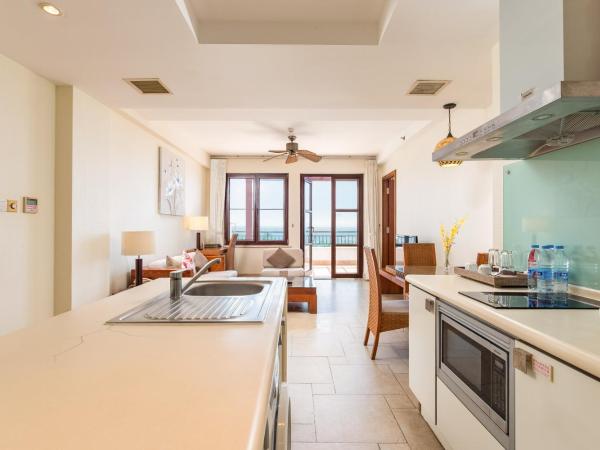 Aegean Suites Sanya Yalong Bay Resort : photo 2 de la chambre suite 2 chambres avec cuisine, ustensiles et lave-linge/sèche-linge - vue sur océan