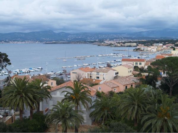 ChambreStudio bord de mer, Piscine et SPA : photo 5 de la chambre chambre deluxe (2 adultes + 1 enfant)