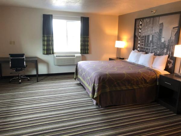 Super 8 by Wyndham Portland Airport : photo 3 de la chambre studio lit king-size - non-fumeurs