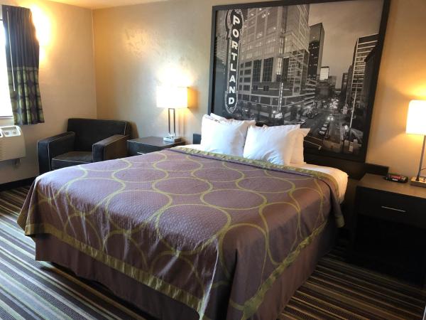 Super 8 by Wyndham Portland Airport : photo 4 de la chambre chambre lit king-size - non-fumeurs