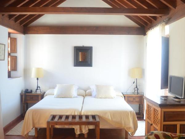 Hotel Santa Isabel La Real : photo 7 de la chambre chambre double ou lits jumeaux supérieure