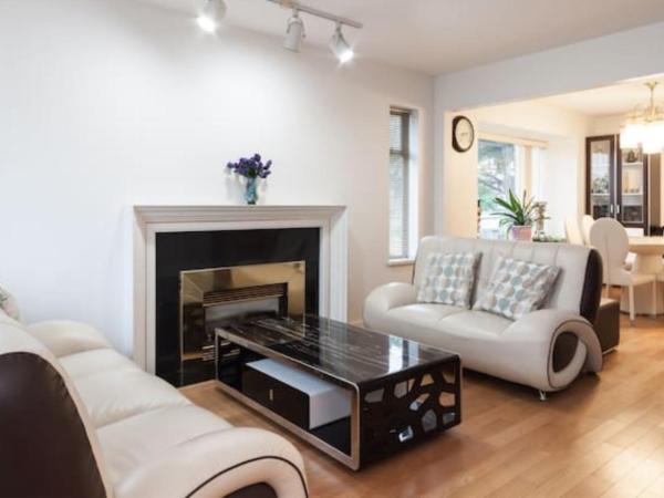 Convenient to Attractions & Close To Airport : photo 1 de la chambre suite familiale