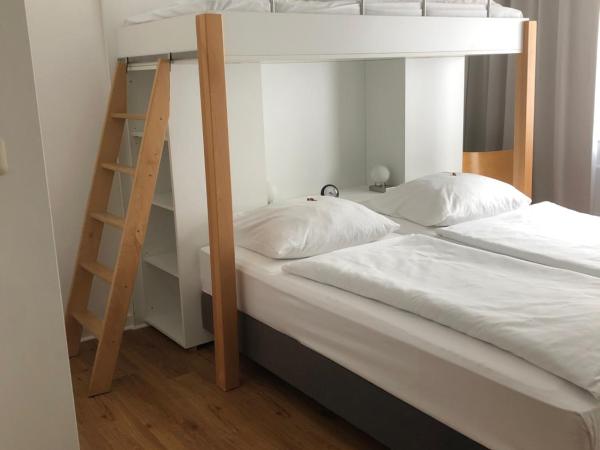 MAX Hotel Düsseldorf Self-Check-in : photo 3 de la chambre chambre triple