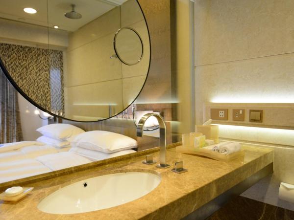 Harbour Grand Hong Kong : photo 2 de la chambre chambre lit king-size ou lits jumeaux deluxe - vue sur port 