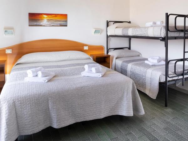 Hotel Mara : photo 6 de la chambre chambre quadruple avec balcon