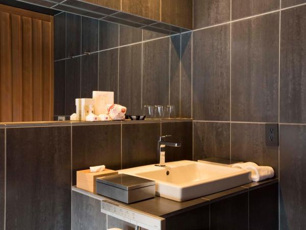 Sowaka : photo 4 de la chambre chambre lit king-size supérieure - vue sur ville (bâtiment principal)