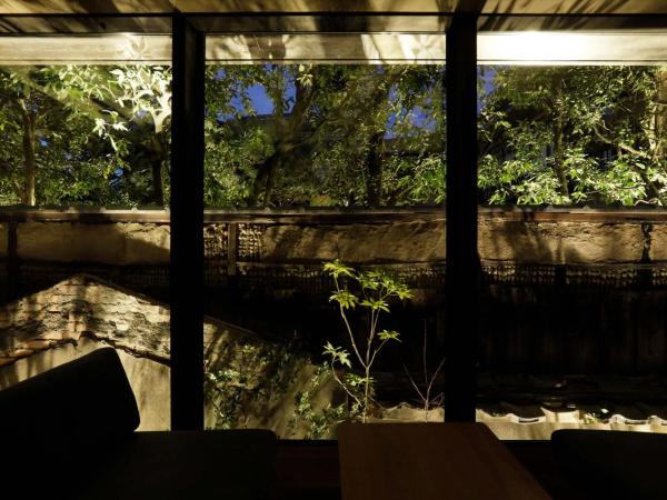 Sowaka : photo 2 de la chambre chambre lit king-size deluxe avec coin tatami et baignoire en plein air - vue sur jardin (annexe)