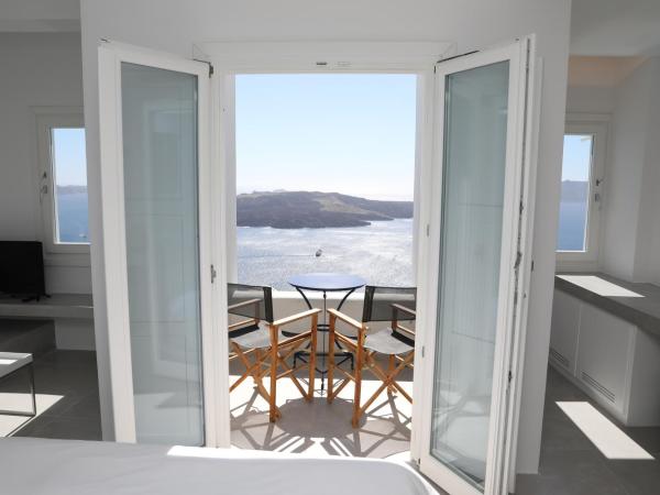 Panorama Suites : photo 1 de la chambre suite supérieure avec balcon - vue sur caldeira