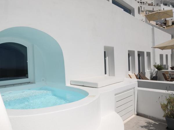 Panorama Suites : photo 8 de la chambre suite avec balcon privé et jacuzzi extérieur - vue sur caldera