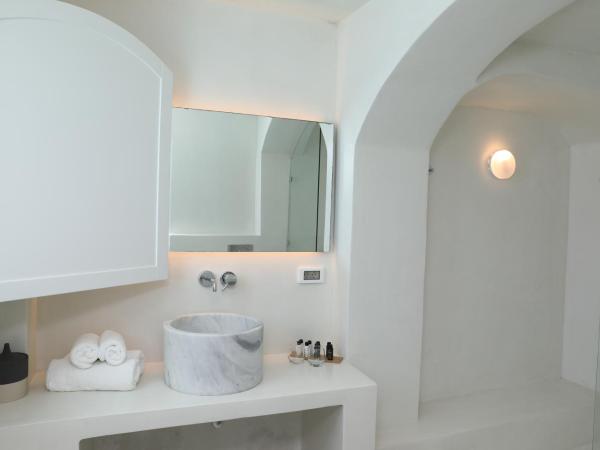 Panorama Suites : photo 7 de la chambre suite avec balcon privé et jacuzzi extérieur - vue sur caldera