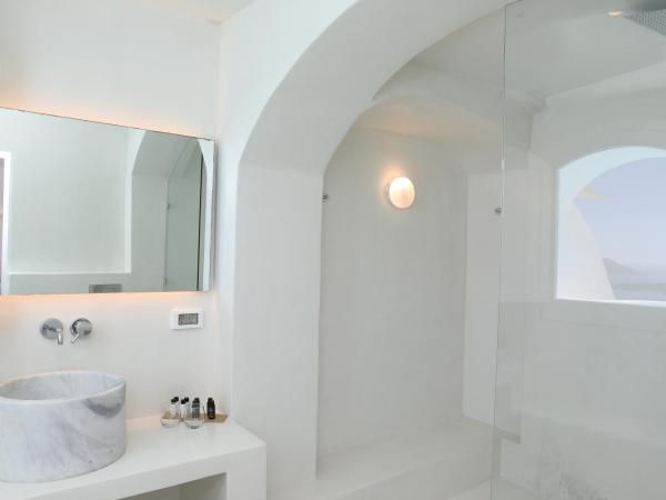 Panorama Suites : photo 4 de la chambre suite avec balcon privé et jacuzzi extérieur - vue sur caldera