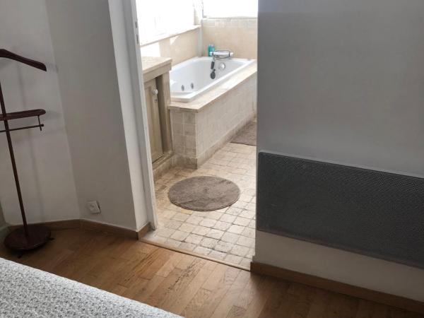 Villa des iris : photo 4 de la chambre chambre double avec baignoire