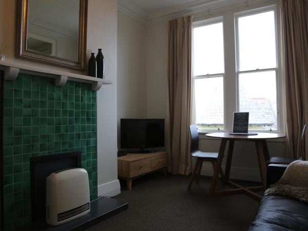 Majestic Mansions - Apartments at St Clair : photo 6 de la chambre appartement 1 chambre avec vue partielle sur mer