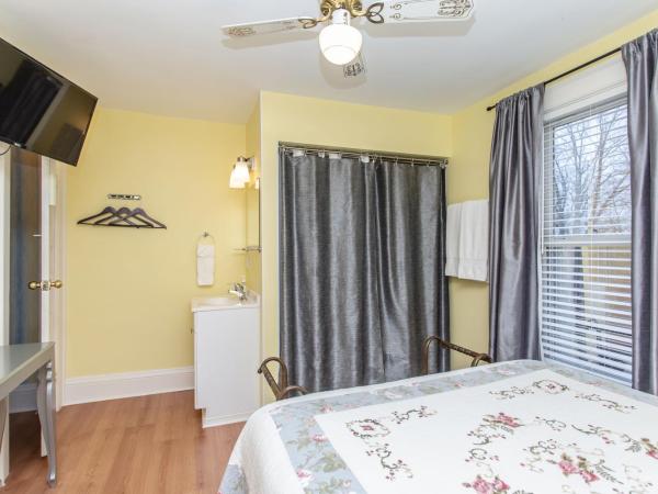 Ambiance By The Falls B&B : photo 3 de la chambre chambre lit queen-size - jaune