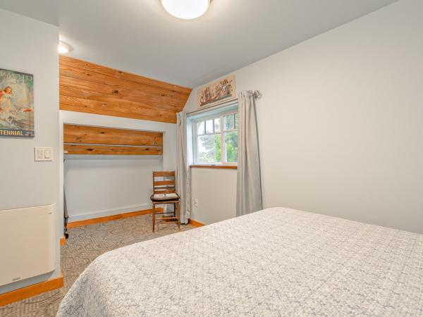 UPSTAIRS Alki Beach APARTMENT - Seattle -Historic-1858 : photo 6 de la chambre chambre lit queen-size deluxe