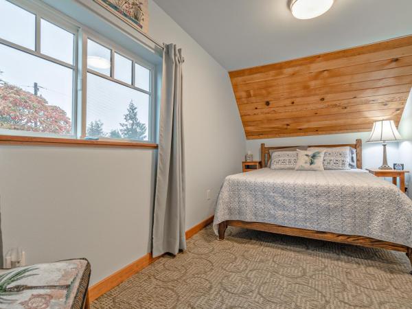 UPSTAIRS Alki Beach APARTMENT - Seattle -Historic-1858 : photo 5 de la chambre chambre lit queen-size deluxe