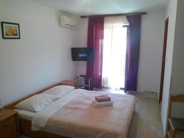 Apartments and rooms with parking space Rovinj - 16796 : photo 4 de la chambre chambre triple avec terrasse