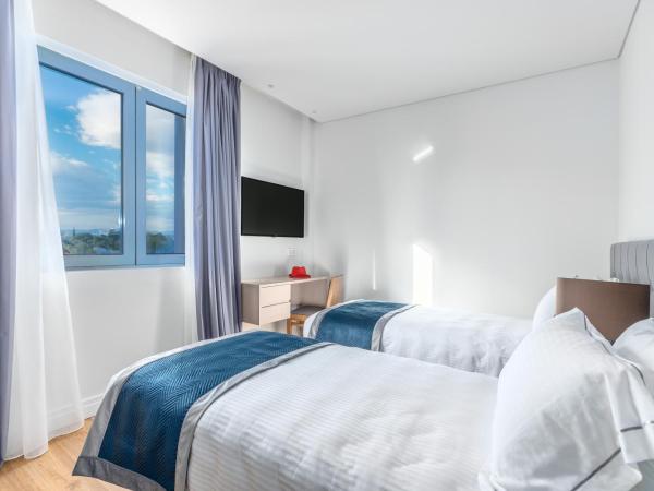 Glyfada Riviera Hotel : photo 2 de la chambre chambre familiale avec balcon