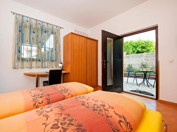 Apartments Erik B&B Adults only : photo 4 de la chambre chambre double avec terrasse