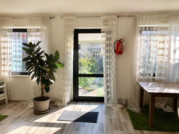 Guest House 296 : photo 10 de la chambre chambre lit king-size avec balcon