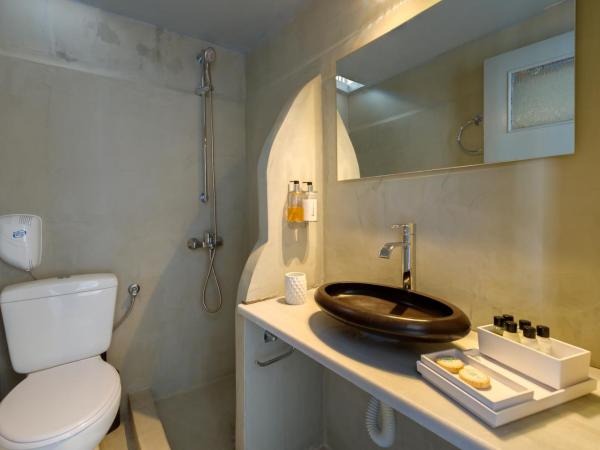 Katris Apartments : photo 7 de la chambre chambre double - vue sur caldera