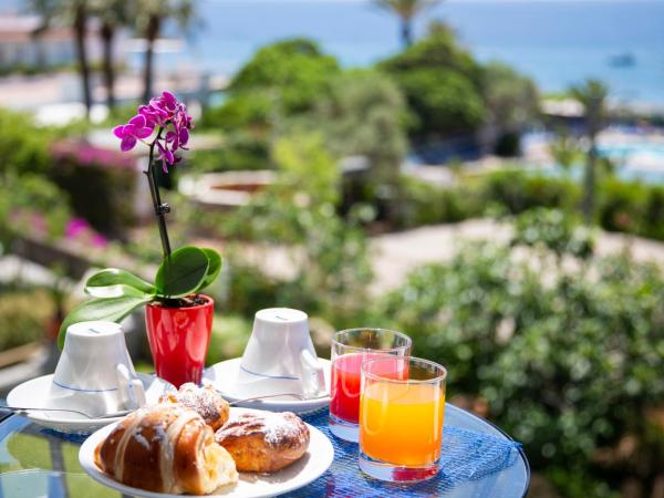 Hotel La Mandorla : photo 1 de la chambre chambre familiale - vue sur mer