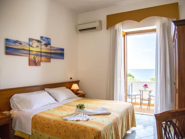 Hotel La Mandorla : photo 4 de la chambre chambre double - vue sur mer