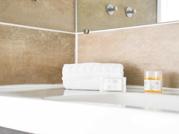 Hotel l'Europe - Cholet Gare : photo 1 de la chambre chambre quadruple avec lits simples