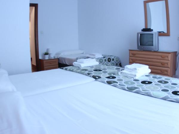 Zubia Urban Rooms : photo 5 de la chambre chambre triple avec salle de bains commune