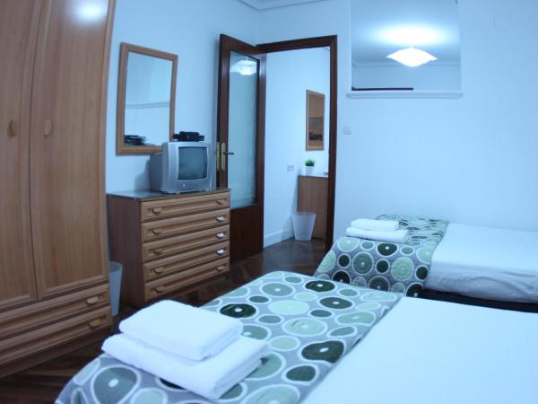 Zubia Urban Rooms : photo 9 de la chambre chambre triple avec salle de bains commune