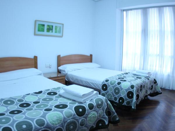 Zubia Urban Rooms : photo 8 de la chambre chambre triple avec salle de bains commune