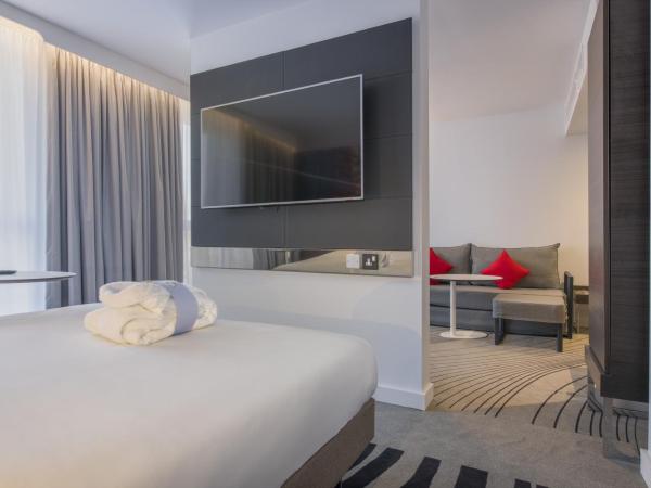 Novotel York Centre : photo 1 de la chambre suite junior avec 1 lit queen-size et 1 canapé-lit double convertible