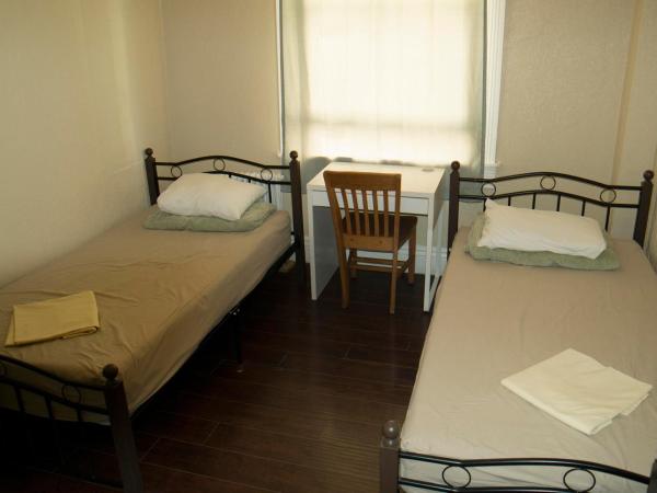 Orange Village Hostel : photo 10 de la chambre chambre lits jumeaux avec douche 
