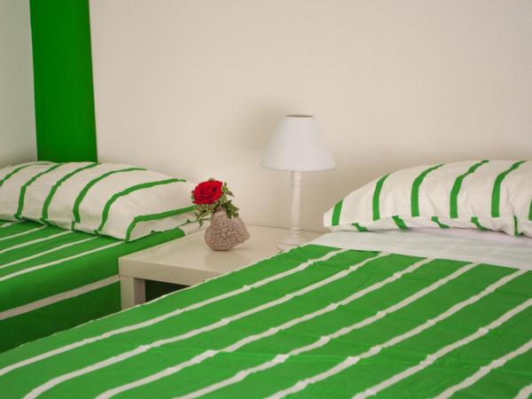 Melo Accommodations : photo 9 de la chambre chambre triple avec balcon