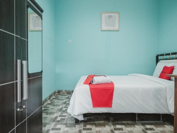 RedDoorz near RSUD Koja : photo 2 de la chambre chambre double
