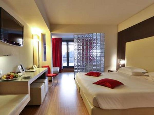 Best Western Plus Hotel Galileo Padova : photo 8 de la chambre suite lit king-size avec baignoire spa - terrasse privée/non-fumeurs