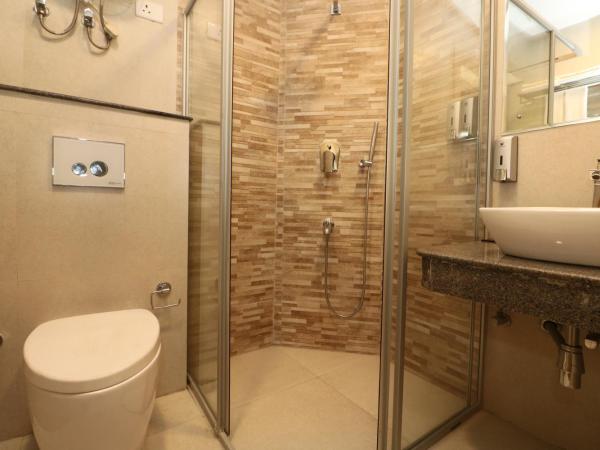 Aristocrat Hotel, New Town, Kolkata : photo 7 de la chambre chambre lit queen-size deluxe