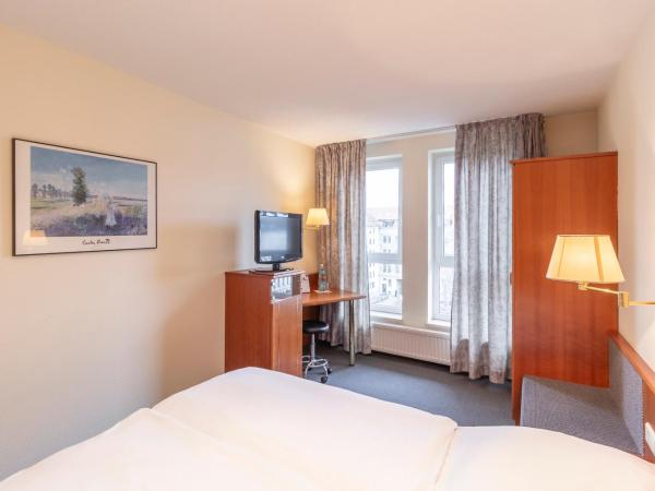 Hotel Markgraf Leipzig : photo 2 de la chambre chambre double avec petit lit double 

