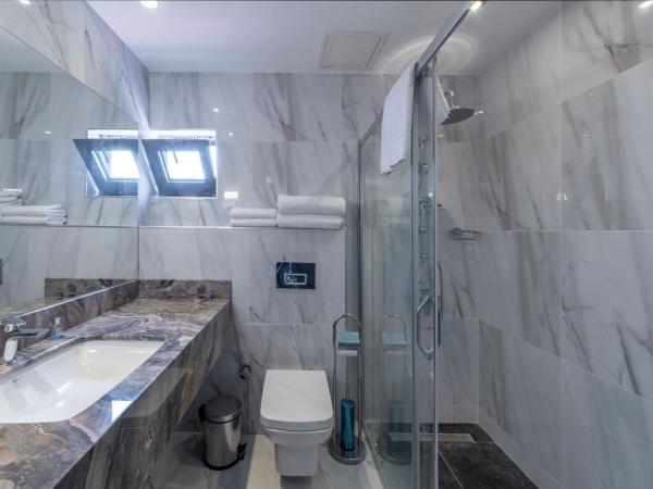 Feri Suites : photo 9 de la chambre chambre lit king-size deluxe - vue sur mer - annexe