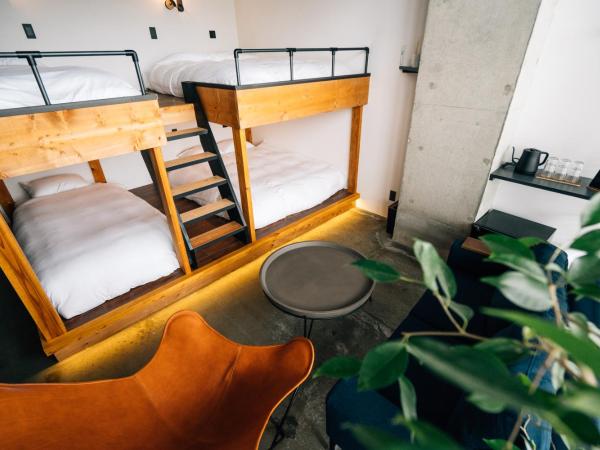 ZONK HOTEL Nakasu-Deaibashi : photo 4 de la chambre deluxe room with shower and river view (2 double beds and 2 single beds) - non-smoking - no cleaning for consecutive night stays